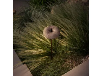 La lampada outdoor Pantarhei de Il Fanale unisce design contemporaneo e illuminazione funzionale.