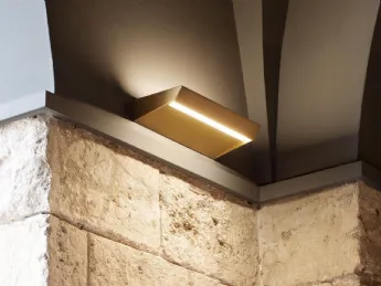 La lampada da parete Gonio di Panzeri unisce design e funzionalità.