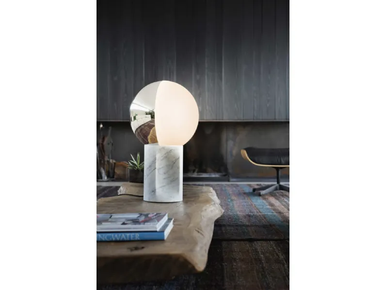 Lampada da tavolo in vetro con base in marmo bianco di Carrara e sfera girevole in vetro bicolore bianco e argento Je Suis di Pentalight