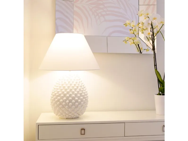 Lampada da tavolo Pigna Bianca in ceramica di Caltagirone e paralume in tessuto di Alemanna