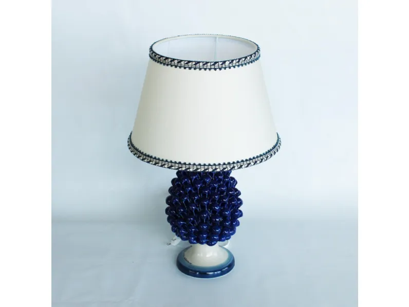 Lampada da tavolo Pigna Blu in ceramica di Caltagirone con Paralume in tessuto di Alemanna