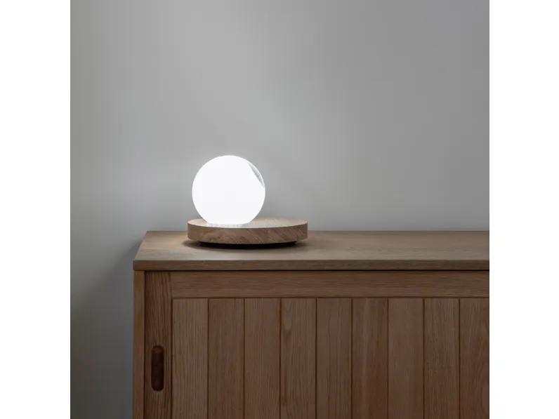 Lampada da tavolo in vetro che si muove liberamente sulla base in legno Pigreco di Davide Groppi