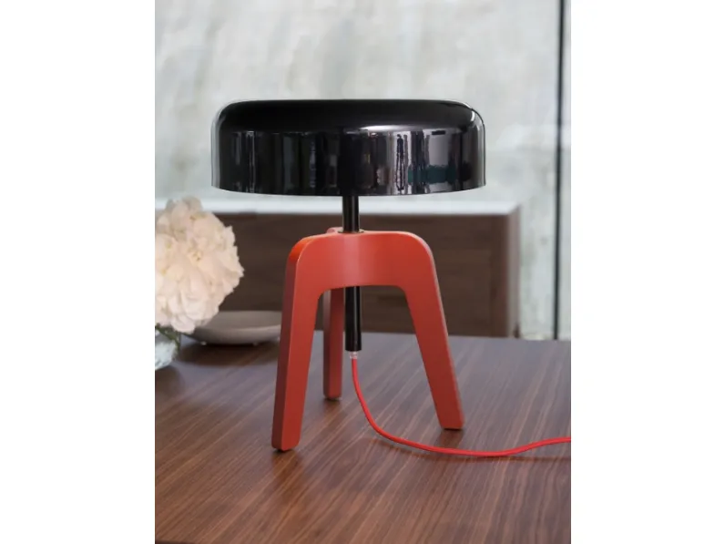 Lampada da tavolo in legno laccato Pileo di Porada