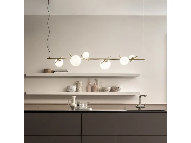 Lampada a sospensione orizzontale in ottone con sfere in vetro di Murano bianco opalino Posy di Masiero