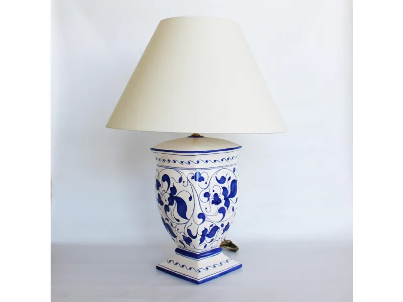 Lampada da tavolo Quadrata in ceramica di Caltagirone e paralume in tessuto di Alemanna