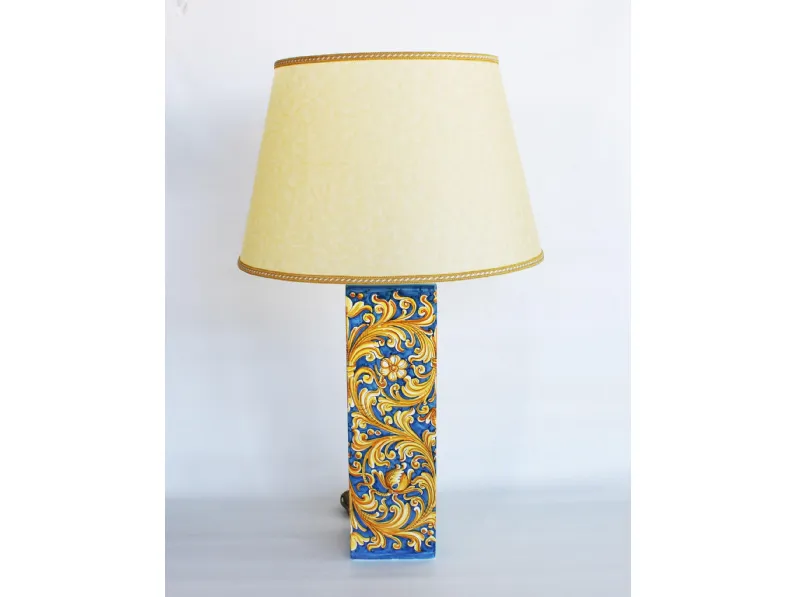 Lampada da tavolo Quadrata Ornato in ceramica di Caltagirone e paralume in tessuto di Alemanna