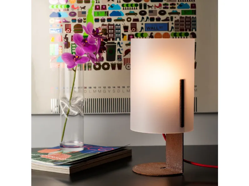 Lampada da tavolo con base in metallo e cappello in cristallo acrilico Quarter piccola di Vesta