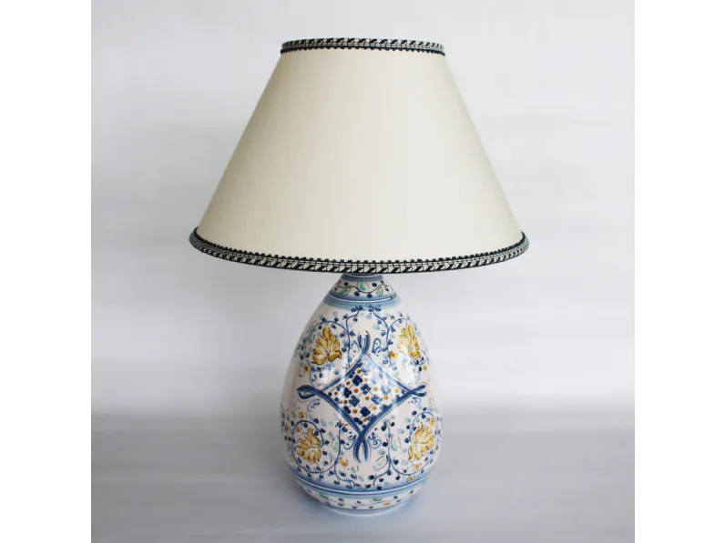 Lampada da tavolo Rametti e Rombo Retinato in ceramica di Caltagirone e paralume in tessuto di Alemanna