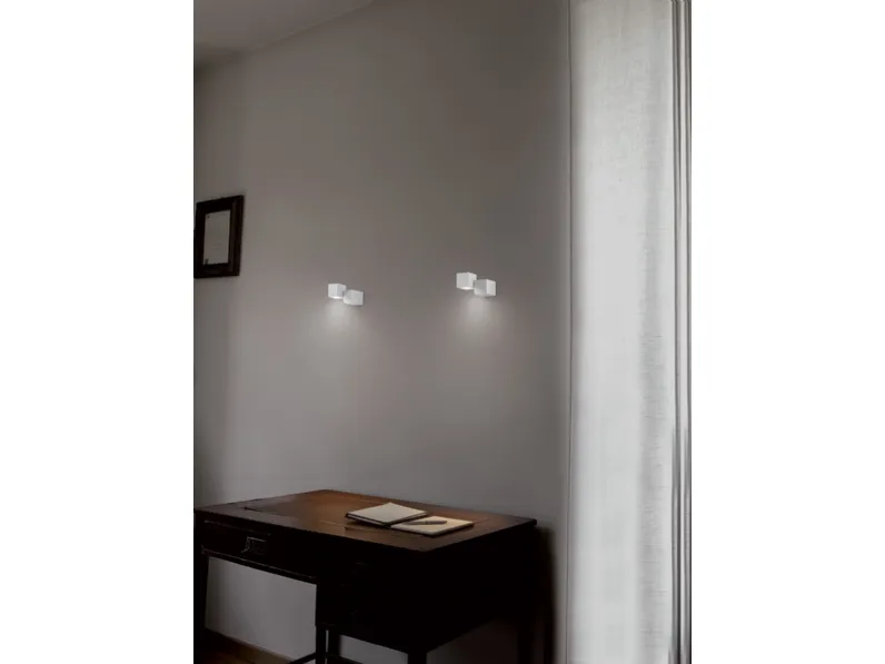 Lampada da parete in alluminio a due luci orientabili Rubic di Icone