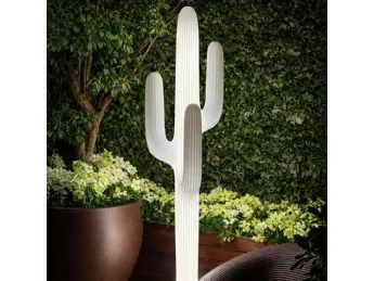 La lampada Saguaro Outdoor di Qeeboo illumina gli spazi esterni con eleganza moderna.