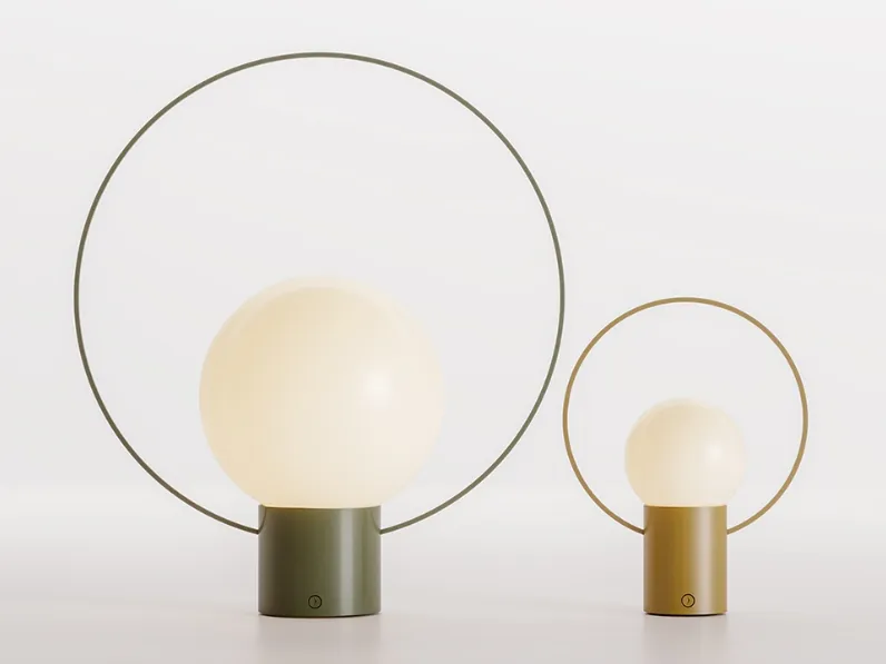 Lampada LED ricaricabile da tavolo Saturn con struttura in metallo e globo in metacrilato di Ronda Design
