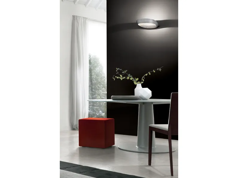 Lampada da parete in alluminio caratterizzata dalla gradinatura e dalla sinuosità della forma Sestessa di Cini&Nils