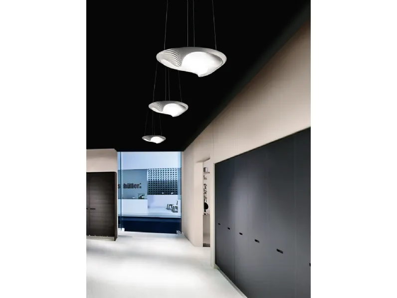 Lampada a sospensione in alluminio caratterizzata dalla gradinatura e dalla sinuosità della forma Sestessa di Cini&Nils