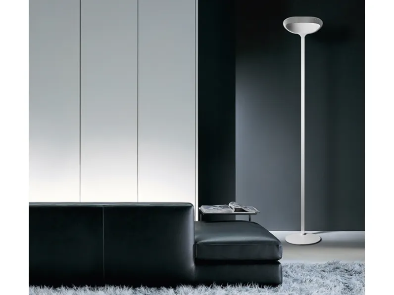 Lampada da terra Sestessa dimmerabile emette luce indiretta e riflessa di Cini&Nils
