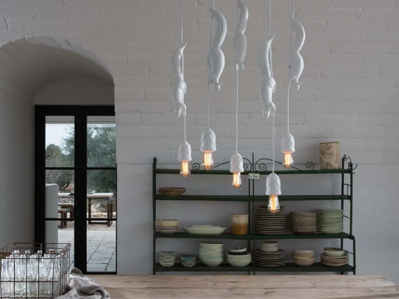 Lampada a sospensione in ceramica Sherwood e Robin dove frutti appetitosi attirano l'attenzione di simpatici scoiattoli di Karman