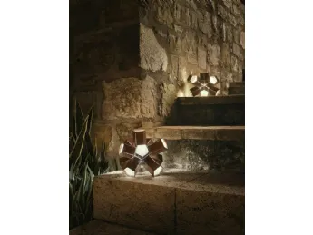 La lampada Bang Outdoor Step Light di Slamp è un'illuminazione esterna moderna e funzionale.