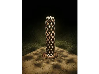 La lampada Charlotte Outdoor Bollard di Slamp è un'illuminazione esterna elegante e moderna.