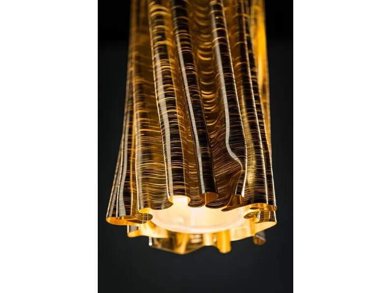 Lampada che ricorda il tessuto plissè Accordéon Vertical Suspension di Slamp
