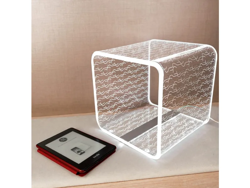 Lampada da tavolo in cristallo acrilico Solid media di Vesta