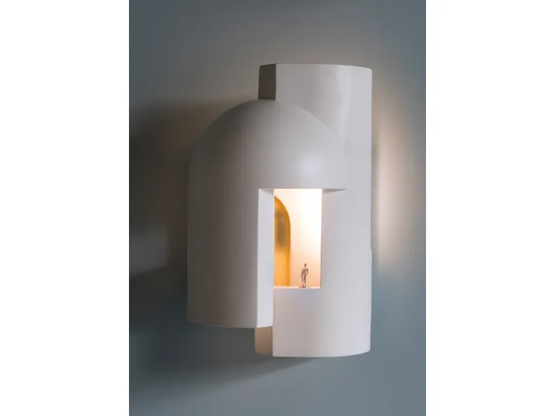 Lampada da parete in gesso con una piccola figura metallica Soul di Dcw