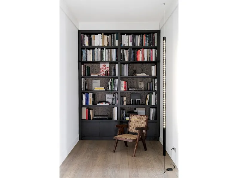 Lampada da terra con esoscheletro tubolare caratterizzato da una sequenza di forature metalliche a forma di esagono irregolare Squiggle di Rotaliana