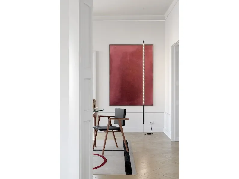 Lampada da terra con esoscheletro tubolare caratterizzato da una sequenza di forature metalliche a forma di esagono irregolare Squiggle di Rotaliana