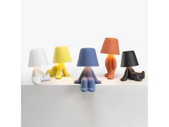 Questa lampada da tavolo è un capolavoro di design moderno.