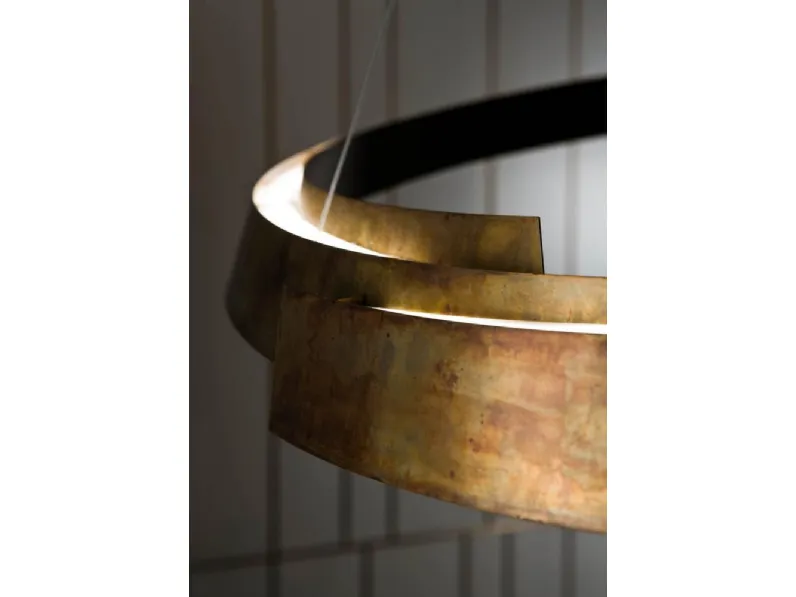 Lampada a sospensione formata da una striscia a spirale in ottone acidato Swirl di Laura Meroni