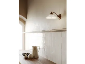 La lampada da parete Tabià di Il Fanale aggiunge eleganza e luce al tuo spazio.