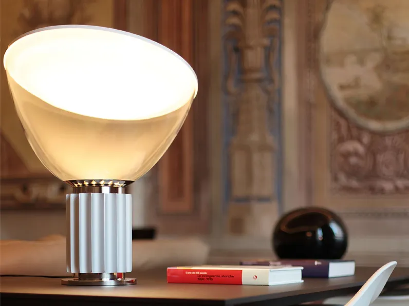 Lampada da tavolo Taccia con diffusore in vetro e base in metallo di Flos