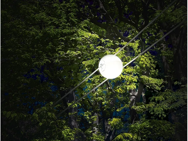 Lampada da esterno su cavi con sfera opalescente Tensesterni sfera di Cini&Nils