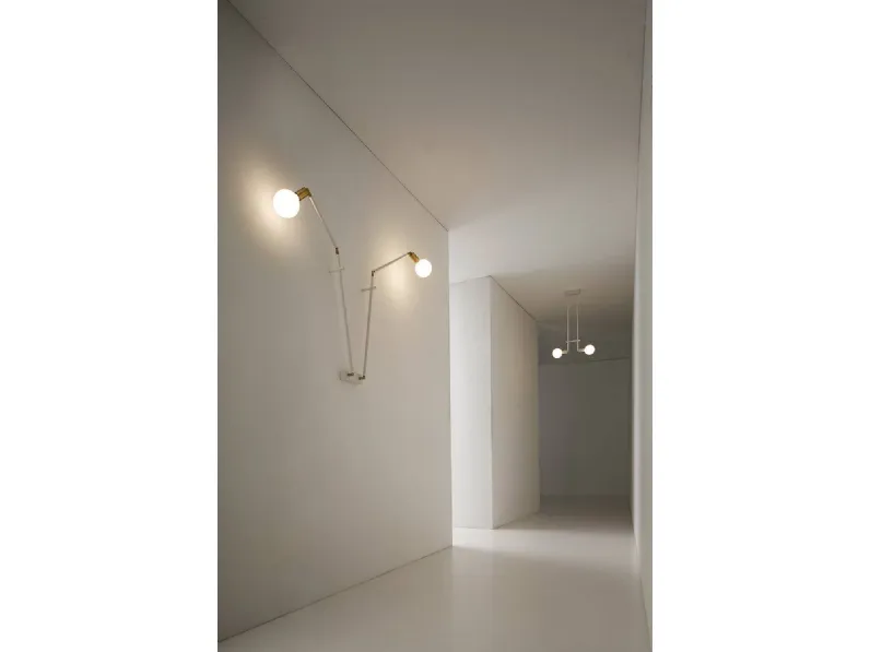 Lampada da parete con snodi regolabili in acciaio e ottone verniciato Tiperdue di Vesoi