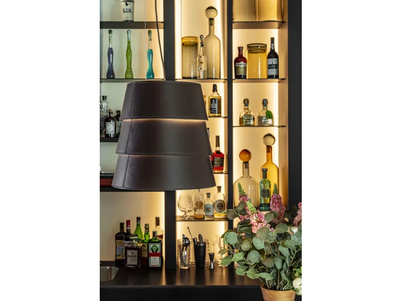 Lampada a sospensione in ottone e diffusore ad anelli in cuoio Tulip Fly di Enrico Pellizzoni