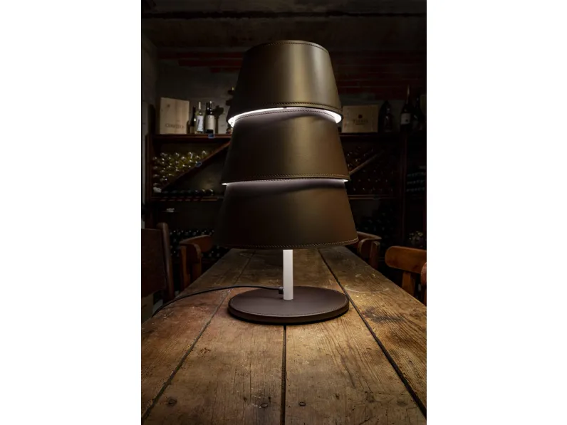 Lampada da tavolo in ottone verniciato e diffusore ad anelli in cuoio Tulip Small di Enrico Pellizzo