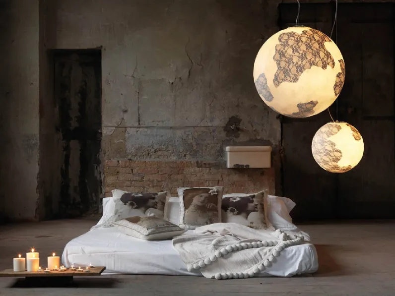 Lampada a sospensione in vetroresina con inserti in pizzo che ricorda la luna Ululì Ululà di Karman