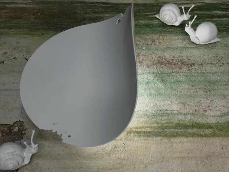 Lampada da parete di design con foglie in metallo e lumachine in ceramica Va Lentina di Karman