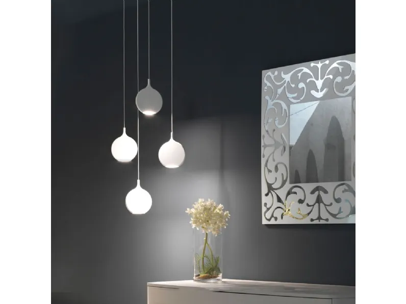 Lampada in alluminio e acrilico bianco composta da gocce pendenti Smash di Vivida International