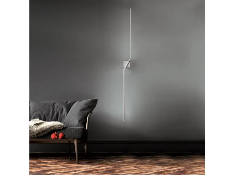 Lampada da parete in metallo dalla forma esile e rigida Stick di Vivida International