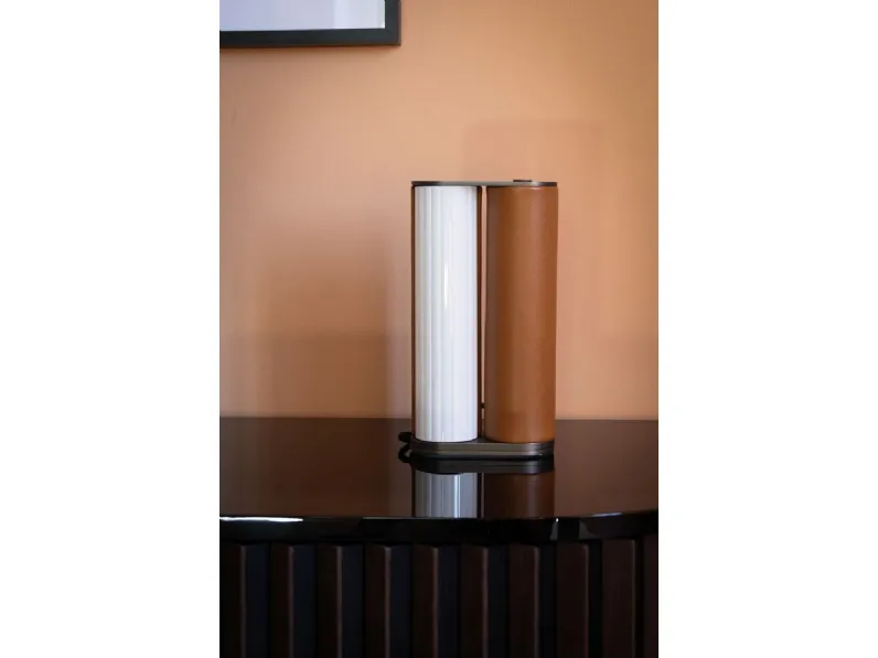 Lampada da tavolo Wave in metallo, pelle e vetro di Baxter