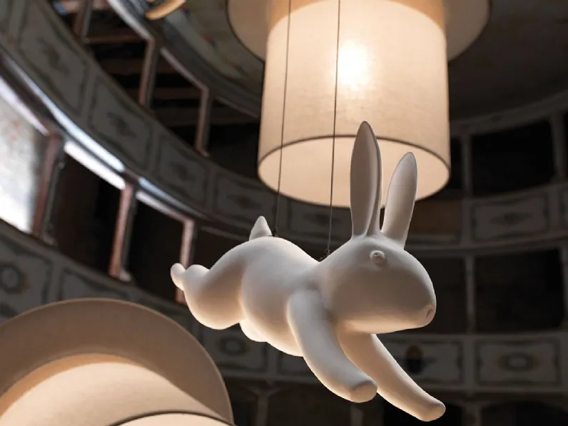 Lampada a sospensione di design dove da un cappello di tessuto esce un coniglietto di ceramica Wow di Karman