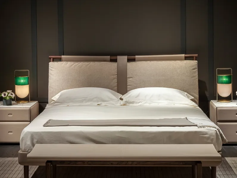 Lampada da Tavolo Xi in vetro e vetro cannettato colorato con struttura in metallo finitura ottone di Poltrona Frau