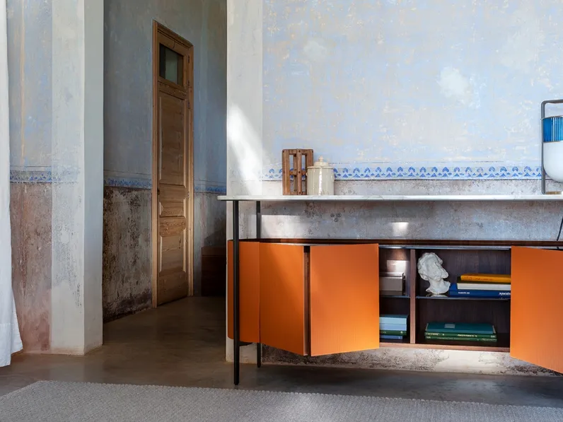 Lampada da Tavolo Xi in vetro e vetro cannettato colorato con struttura in metallo finitura ottone di Poltrona Frau