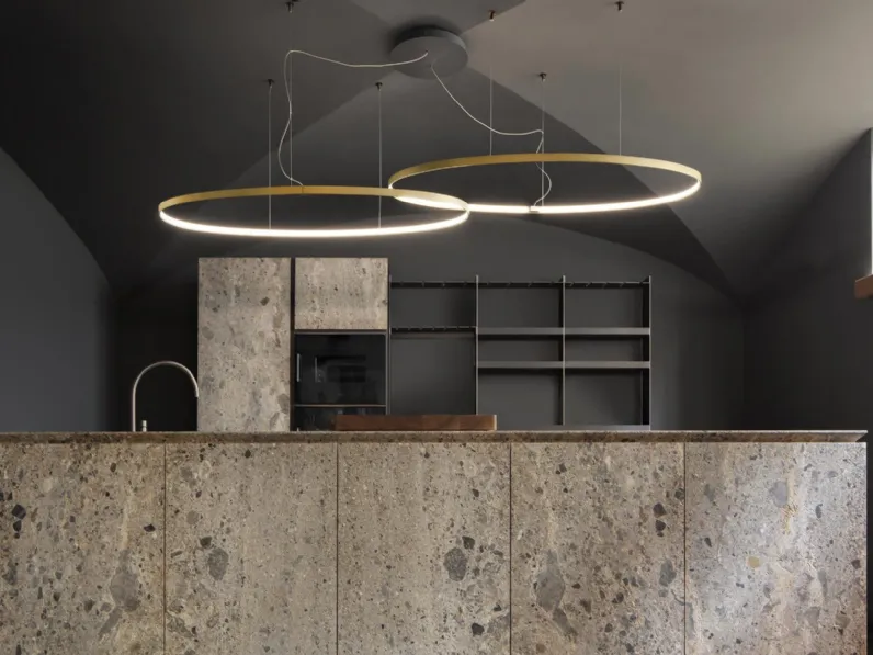 Lampada a sospensione Zero Ellipse in alluminio curvato dalla forma ellittica finitura ottone satinato di Panzeri