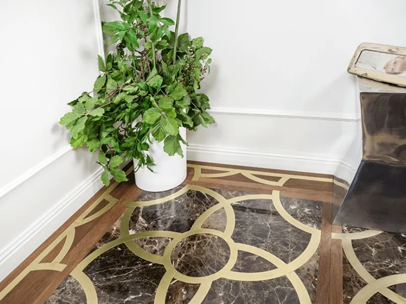 Parquet Quadri e Quadrotte Fiore 02 in Rovere termotrattato scuro, Ottone e Emperador Dark lucido di Milano Parquet