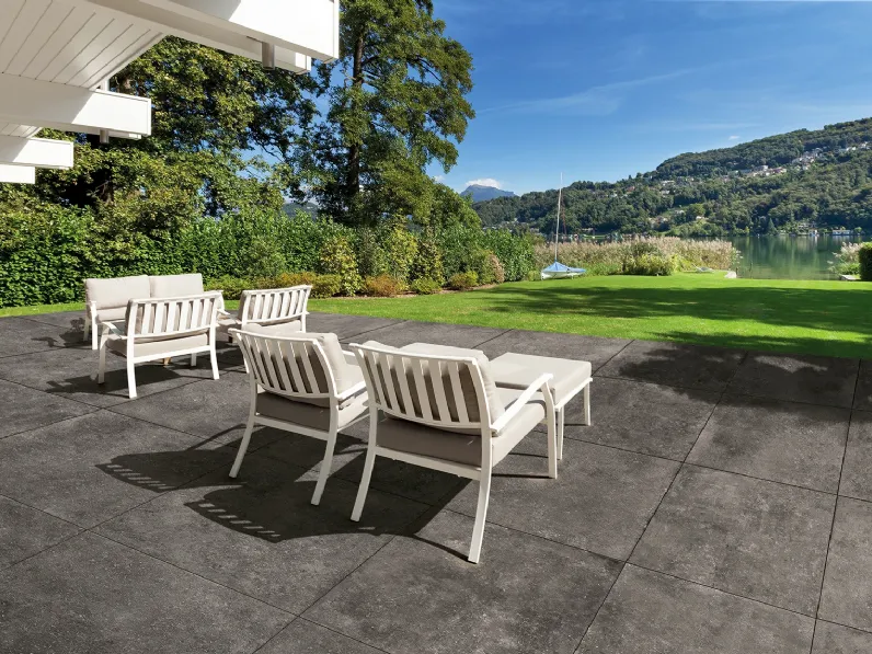 Piastrelle in gres porcellanato effetto pietra color antracite adatte per uso esterno Umbria Antica Outdoor di Tagina