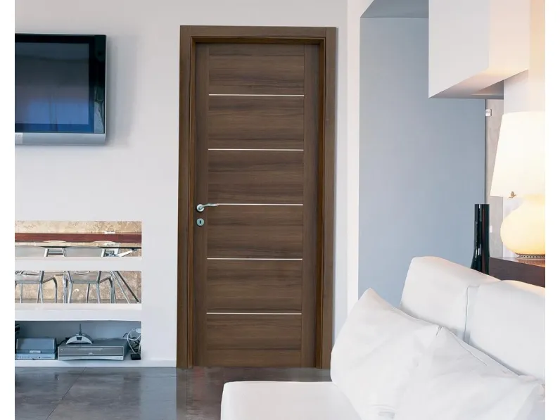Porta per interni Ideal 03 in legno con inserti orizzontali in alluminio di Nusco