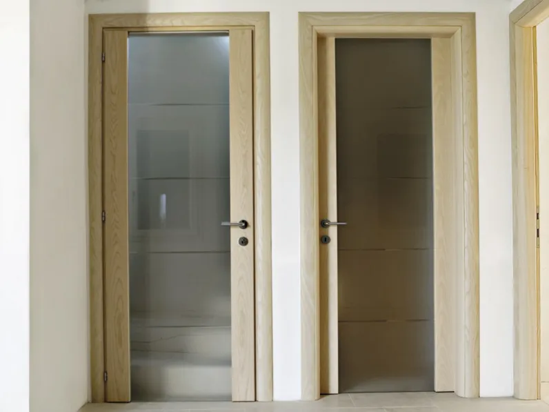 Porta moderna in legno a battente con vetro inciso di Farm Legno