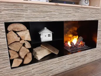 Il camino incassato 120 Acqua di Maisonfire è un elemento d'arredo che unisce eleganza e modernità.