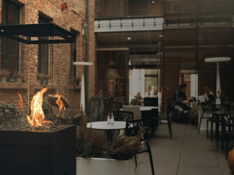 Caminetto a gas a colonna Lighthouse di Planika