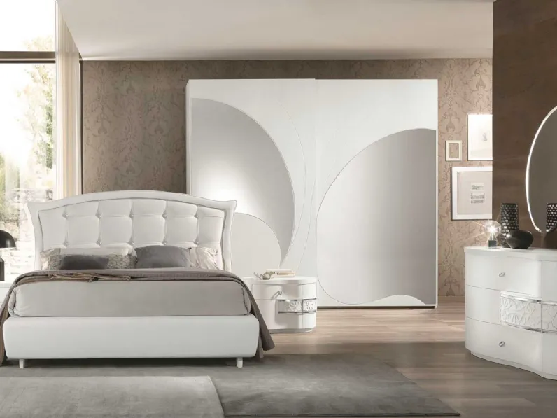 Armadio in Frassino Bianco a 2 ante scorrevoli con specchi che seguono nella forma i motivi curvilinei delle decorazioni Adone di Euro Design